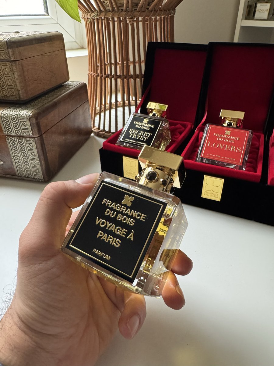 qwertyui03's tweet photo. 🔺عطور فراغرانس دبواه بين مؤيد ومعارض‼️

التأيد عشان الجودة العالية المقدمة

والمعارضة بسبب السعر الفاحش مقابل اداء متوسط والبعض يقولون ان عطورهم مافيها ابتكار …

👈 بشكل عام القرار يرجع للمشتري وانا اشوفها جميلة وفيها نقاء عالي صحيح مافيها تعقيد وابتكار ولكن هالشي يخدمها بحيث انها تناسب جميع الفئات والاذواق وهذا شرح سريع عن هالثلاثة

🔺فوياج أ باريس ؛ اجمل واسهل عطر سويت يمر عليك وجاي سويت بطابع بوزي مختلف تماما عن عطور يونيك لكجري تم توظيف العسل مع الفانيليا بشكل لطيف جدا موجود فيه عود ولكن مش ظاهر كثير والاداء في جدا جميل يصل لممتاز

🔺عطر سيكرت تريست ؛ عطر ساحر مغري وفاتن فيه توابل مع عنبر ونجيل الهند والعطر بشكل عام مخملي جذاب فيه حلاوة خفيفة موزونة مصدرها الفانيلا ويحمل تدرجات عطرية بطيئة واداءه متوسط

🔺عطر لوفرز الاحمر ؛ عطر ممتع مضىء لامع حيوي ابرز مكوناته الحضميات مع الورد والزعفران موجود فيه بشكل زهري وكأنك تشم زهور الزعفران وليس الزعفران الاحمر مع لمسة اخشاب خفيفة واداءه اكثر من متوسط وريحته تحسه ماره عليك ولكن مافي عطر محدد يشبهه
