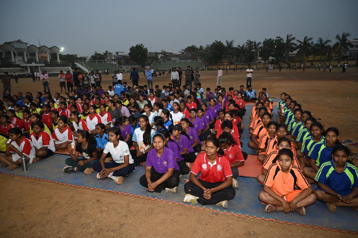 DSOSportsPakur's tweet photo. अस्मिता खेलो इंडिया डिस्ट्रिक्ट लीग 2026 का भव्य समापन उत्साहपूर्ण माहौल में हुआ। प्रतिभाशाली बालि���ा खिलाड़ियों को सम्मानित कर उन्हें नई ऊँचाइयों की ओर प्रेरित किया गया।
"उपायुक्त महोदया द्वारा खेलों को आत्मविश्वास,अनुशासन और समग्र विकास का सशक्त माध्यम बताया।"@SportsJhr @dcpakur https://t.co/DvRnv2O18T