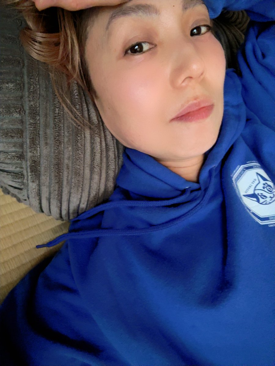 義兄が釣ってきただよ
この大きい鯛と同じサイズの
ピンクの鯛も捌いただよ
骨が硬過ぎて
金槌とハサミも使っただよ
背ビレをハサミで切ってたら
自分指も切っただよ
やっと血が止まっただよ
ダンジョン出動したときより
ヘロヘロに疲れてるだよ
もう何もしたくないだよ
寝るだよ😴