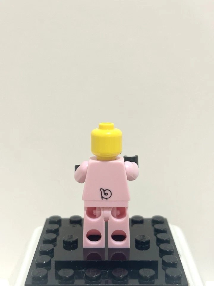 infinitybricks8's tweet image. Just a guy in a pig suit living his best life. Someone pass the apples, please! 🐷

#LEGO #LEGOminifigures #LEGOcollection #LEGOcommunity #LEGOaddictAFOL #LEGOreseller #LEGOforsale #LEGOPigSuitGuy #LEGOSeries12 #CostumeMinifigures #LEGOFunny #Piggy #AppleTime