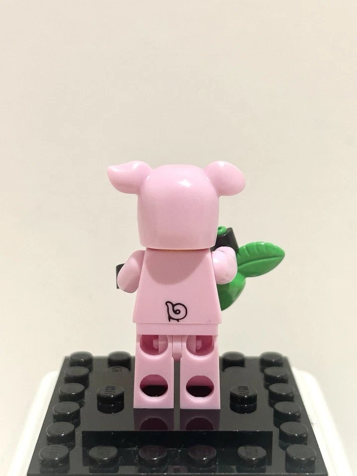 infinitybricks8's tweet image. Just a guy in a pig suit living his best life. Someone pass the apples, please! 🐷

#LEGO #LEGOminifigures #LEGOcollection #LEGOcommunity #LEGOaddictAFOL #LEGOreseller #LEGOforsale #LEGOPigSuitGuy #LEGOSeries12 #CostumeMinifigures #LEGOFunny #Piggy #AppleTime