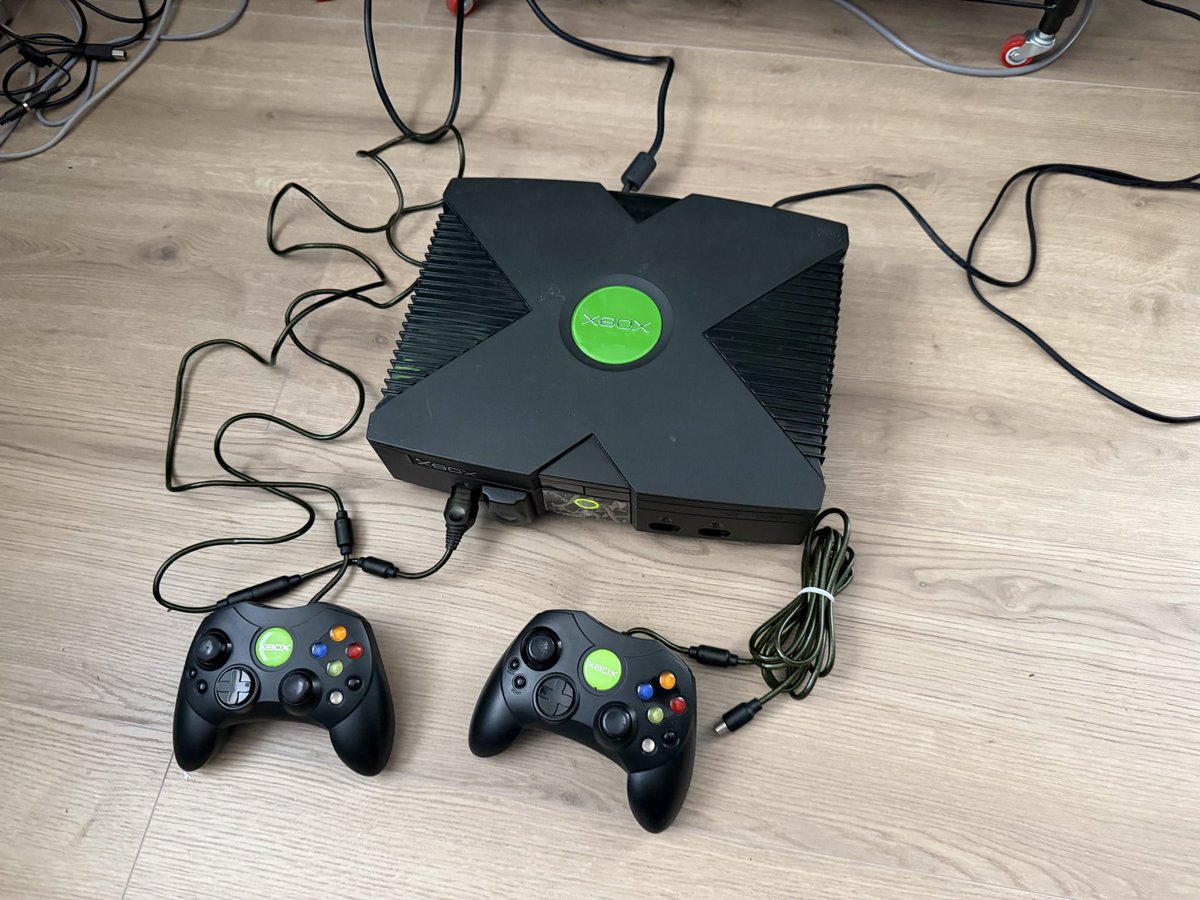 javiergov's tweet photo. Siempre quise tener una. 
The OG #xbox https://t.co/ydyFBILviP