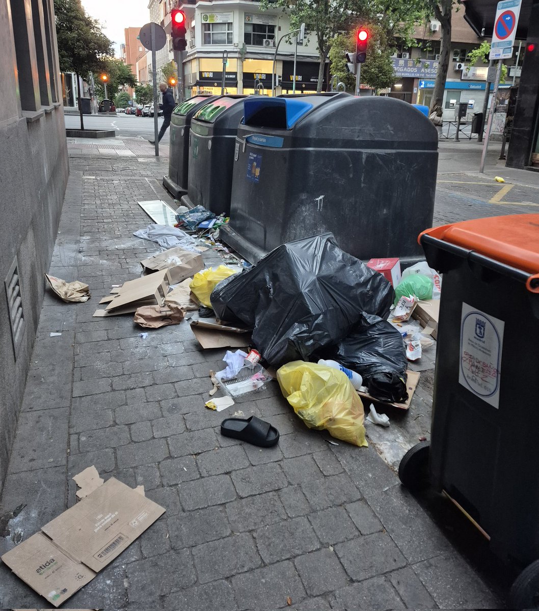 MJoseTopete's tweet photo. Esta claro que el servicio de limpieza de Madrid no es suficiente 
¿A qué esperan @AlmeidaPP_ @MADRID @JMDTetuan @PSOEMadridAyto @PPAsamblea @MasMadridCiudad @TetuanVox ?
@MadridSucio @reclamalavapies @Lineamadrid @RuidoMadrid360 @sos_centro @Yatedigoeh https://t.co/hSOwBTBK4Q