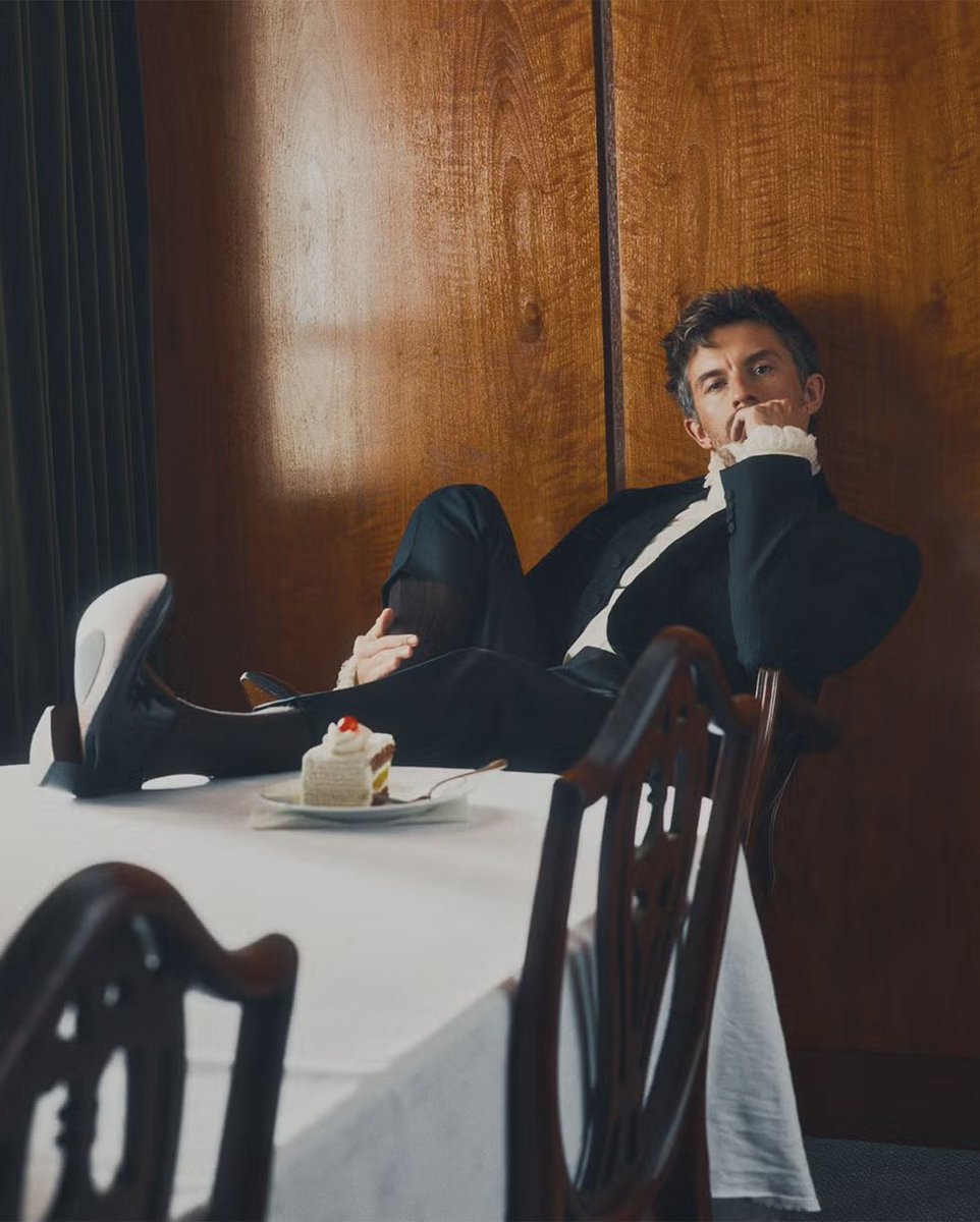 enieleda_m's tweet image. they said no playfulness just seriousness and it resulted in this iconic amazing photoshoot ⭐️🫡

#JonathanBailey #Esquire