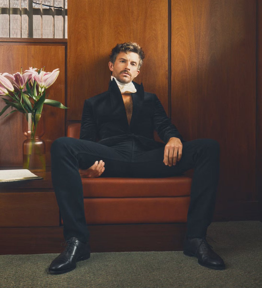 enieleda_m's tweet image. they said no playfulness just seriousness and it resulted in this iconic amazing photoshoot ⭐️🫡

#JonathanBailey #Esquire
