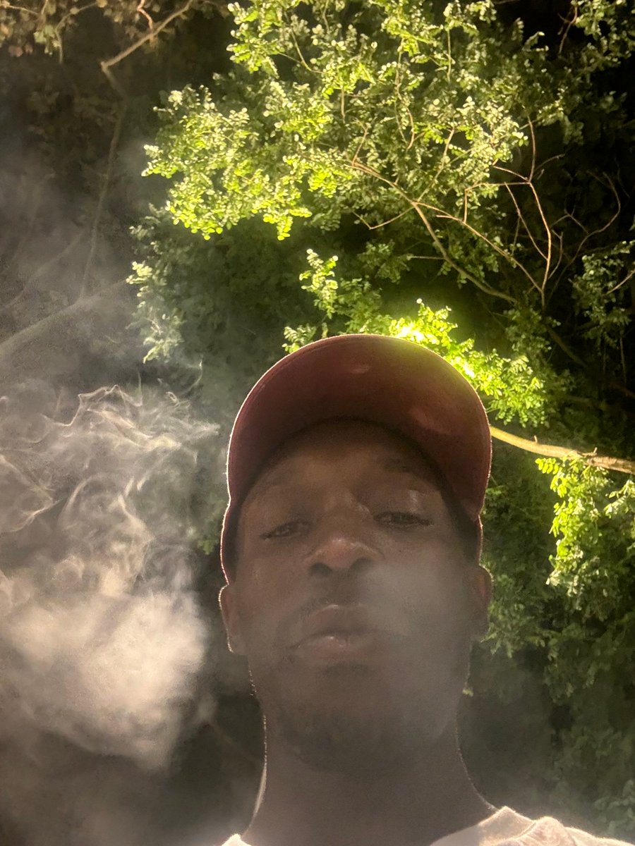 AdventrueG's tweet image. Damn Bro I really just wanted to smoke &amp;amp; he’s mad b/c I don't wanna fuck it’s my weed &amp;amp; my choice TF.
#selfie #brownskin #melanin #420