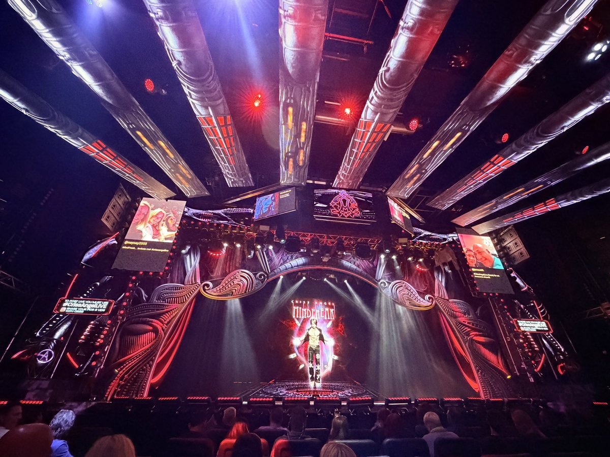 magicallusion's tweet image. ラスベガス最終日はMac KingとCriss Angelを見て来ました！どちらもそれぞれのキャラクターの色がショーに反映されてて凄かった！
#macking 
#crissangellive