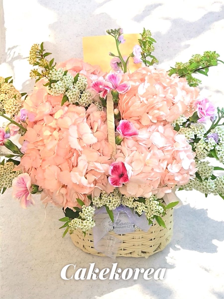 cakekorea's tweet photo. 本日は俳優チソンさんに贈られた華やかでボリューム満点の季節の生花の花束をご紹介いたします。

ケーキコリアでは全てのサービスを日本人スタッフが丁寧に対応致します😊

製作事例☞  https://t.co/QH3R56Xmru
お問合せLINE☞https://t.co/yT0ihSwDbx https://t.co/vAoTjq0Nwi