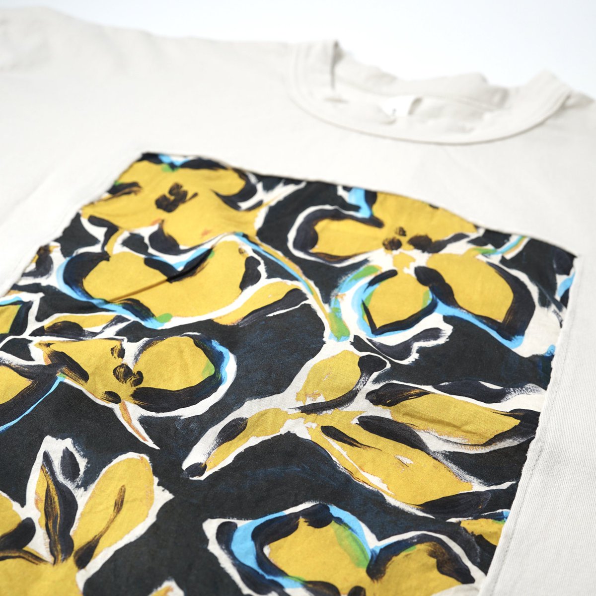 takpj3's tweet image. La・air(南新町)の #HappySpring
✿prit 5分袖フレームTシャツ 8,690円(税込)
肘が隠れる五分袖とヒップにかかる丈で、身体のラインを拾いにくいビッグシルエット。額縁のようなボタニカルプリントが魅力の、大人のためのアートTシャツです。