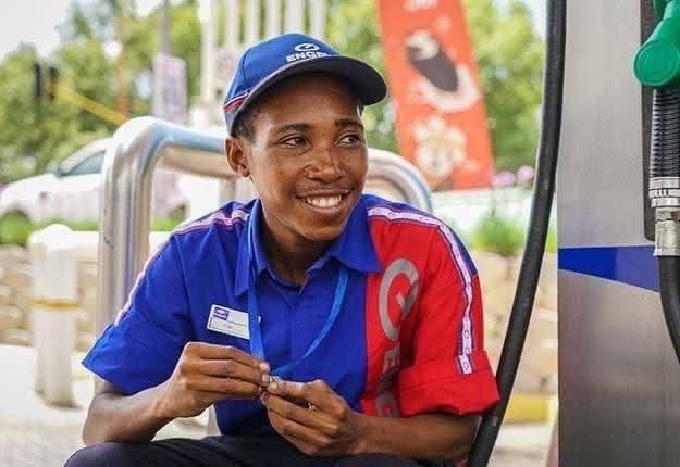 KatlegoMaseng1's tweet photo. From the streets to a stable job ⛽️

Meet Sibongiseni Nkosi — once homeless for 3 years, surviving by begging at traffic lights.

One day, he helped push a car… not knowing it belonged to Vic Campher, whose family owns an Engen petrol station.

Vic recognised him. That small act of kindness changed everything.

Today, Sibongiseni is a permanent petrol attendant. 🙌🏾

Kindness opens doors you never imagined. ❤️