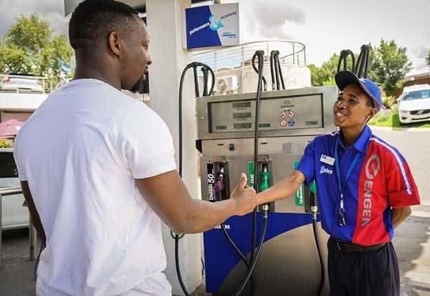 KatlegoMaseng1's tweet photo. From the streets to a stable job ⛽️

Meet Sibongiseni Nkosi — once homeless for 3 years, surviving by begging at traffic lights.

One day, he helped push a car… not knowing it belonged to Vic Campher, whose family owns an Engen petrol station.

Vic recognised him. That small act of kindness changed everything.

Today, Sibongiseni is a permanent petrol attendant. 🙌🏾

Kindness opens doors you never imagined. ❤️