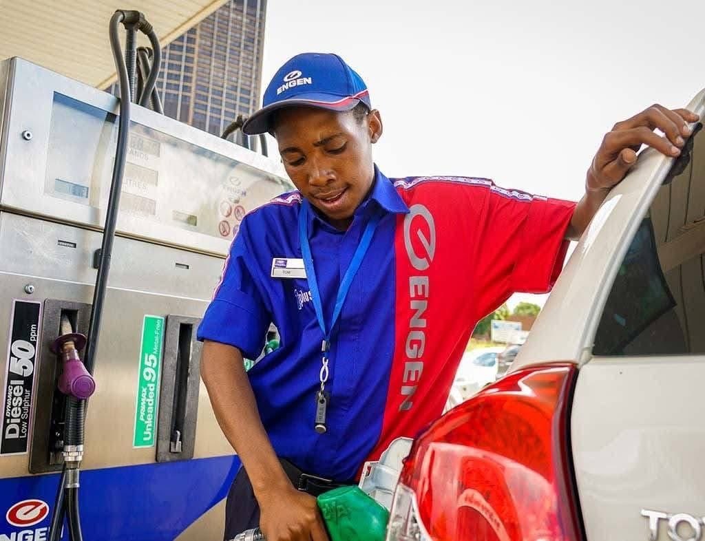 KatlegoMaseng1's tweet photo. From the streets to a stable job ⛽️

Meet Sibongiseni Nkosi — once homeless for 3 years, surviving by begging at traffic lights.

One day, he helped push a car… not knowing it belonged to Vic Campher, whose family owns an Engen petrol station.

Vic recognised him. That small act of kindness changed everything.

Today, Sibongiseni is a permanent petrol attendant. 🙌🏾

Kindness opens doors you never imagined. ❤️