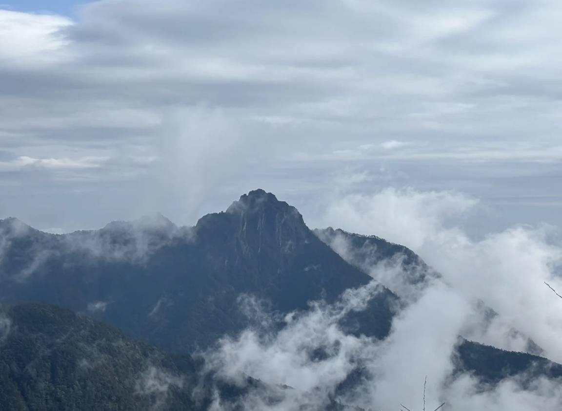 sleyman40405629's tweet image. "When the mountain feels too steep, remember: every small step you take today is a breakthrough tomorrow. Keep climbing—your peak is waiting.  #ChallengeAccepted #GrowthMindset"