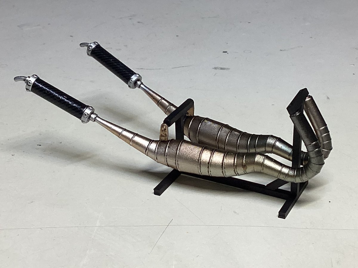 LaboIot's tweet photo. ハセガワ1/12ヤマハRZ350(4UO)‘81
はるさーさん(SPmodels)の他のチャンバーも塗装しました。当時は黒でサイレンサーはアルミの普通の物とシルバーでサイレンサーにカーボンにしてみました。クロスチャンバーも載せときます。
#バイクプラモ盛上げ隊 #バイク模型集まれ #ハセガワ #ヤマハ #RZ #SPModels https://t.co/cXp2U84hxb