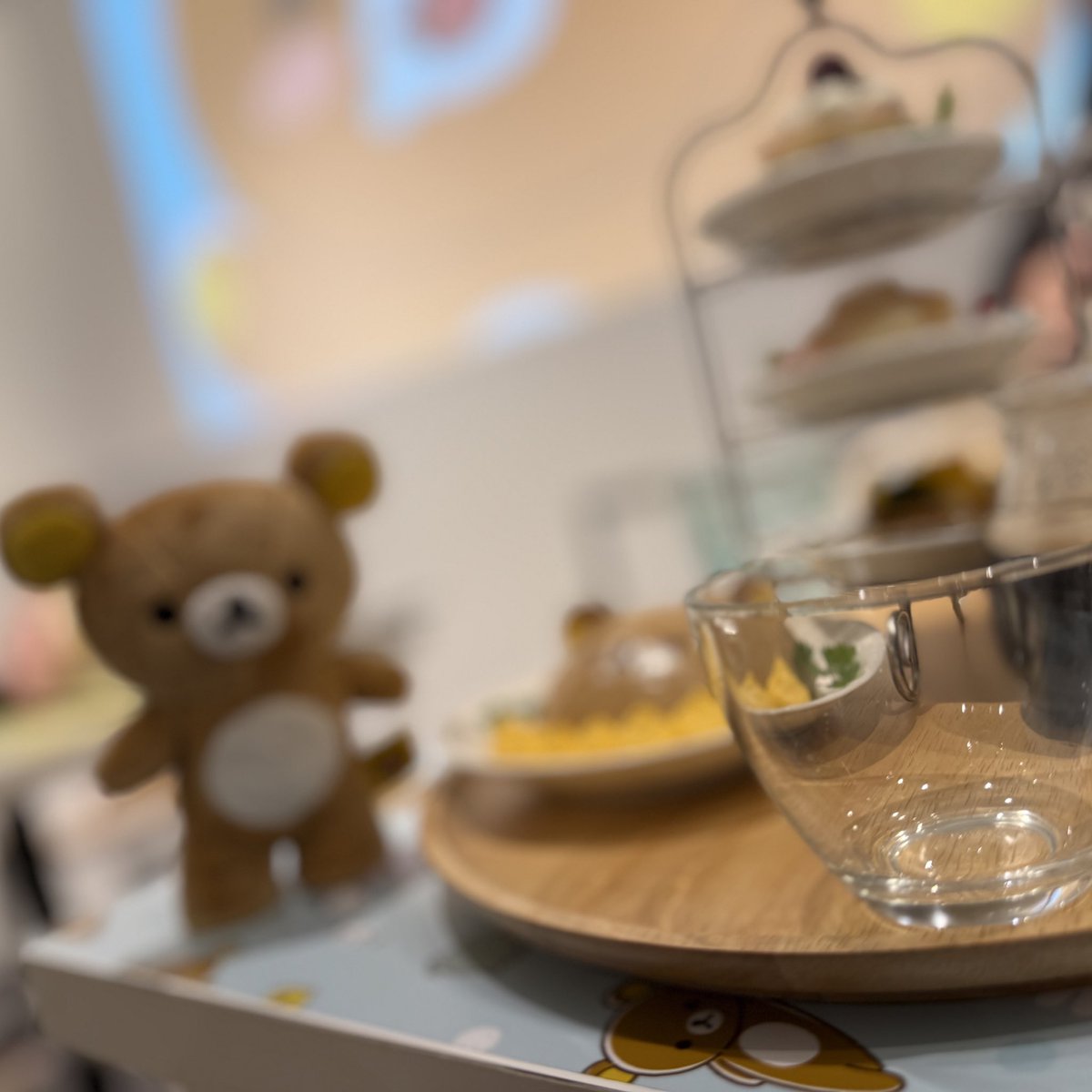 26uu's tweet photo. リラックマカフェにいったぞ〜🐻 https://t.co/nsOLdxdfW5