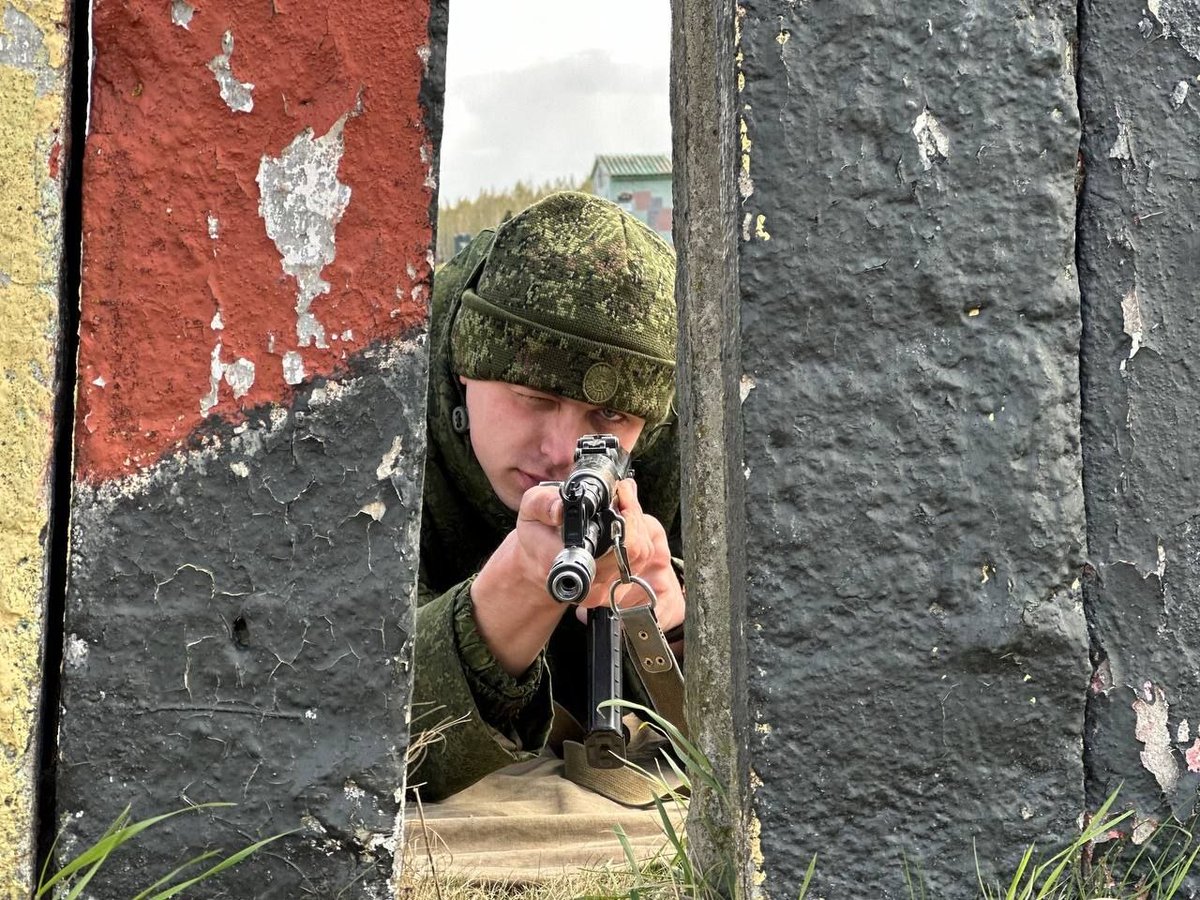 TheGreyPatriot_'s tweet photo. ๐ง๐พ๐ท๐บ Today's basic training of conscripts at 5th Independent Spetsnaz Brigade at their training ground.
#Russia #Belarus #Belarusian #Today #Military #Army #Spetsnaz #AK74 #Shooting #Training #Tactical #EMR #Conscripts https://t.co/ETtVaziIO0