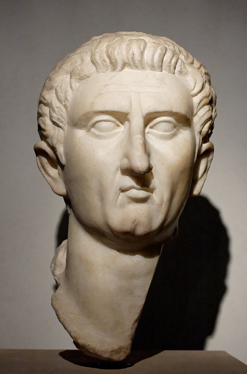 En el año 96 el emperador romano Domiciano es asesinado en una conjura de los oficiales de la corte. Nerva es designado emperador e inicia una etapa de pacificación política y social, devolviendo al Senado los poderes usurpados por Domiciano
Busto de Nerva. Museo Nacional Romano