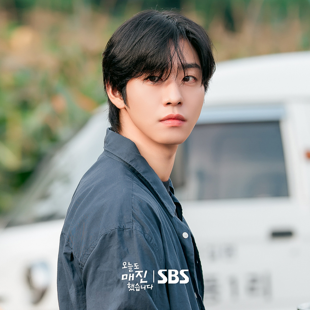 SBSNOW's tweet photo. 오늘은 스튜디오가 아닌 옥수수밭?!🌽
갑작스러운 채원빈 라이브 쇼에 당황한 안효섭

SBS 수목드라마 <오늘도 매진했습니다>
☞ [수,목] 밤 9시

#SBS수목드라마 #오늘도매진했습니다
#SoldOutonYou
#안효섭 #채원빈 https://t.co/pfkRA0tW7G