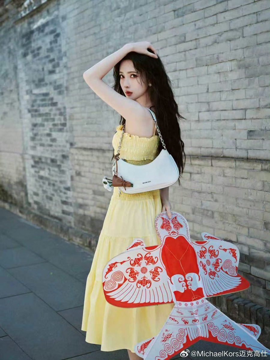 OnlyMengZiYi's tweet image. #MichaelKors แอมบาสเดอร์แบรนด์ประจำภูมิภาคจีน #เมิ่งจื่ออี้ พากระเป๋าถือ MK NOLITA ไปออกทริปด้วยกัน นั่งเล่นหมากรุกหรือชมม้าวิ่งอย่างเพลิดเพลิน รอสายลมพัดว่าวให้ลอยละล่อง กังหันลมหมุนไปอย่างช้า ๆ ปลดล็อกเสน่ห์และกลิ่นอายของเมืองหลวงด้วยท่วงท่าที่สบายและมั่นใจ
#MengZiyi #孟子义