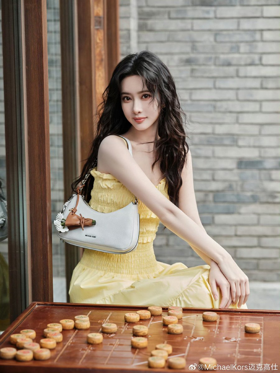 OnlyMengZiYi's tweet image. #MichaelKors แอมบาสเดอร์แบรนด์ประจำภูมิภาคจีน #เมิ่งจื่ออี้ พากระเป๋าถือ MK NOLITA ไปออกทริปด้วยกัน นั่งเล่นหมากรุกหรือชมม้าวิ่งอย่างเพลิดเพลิน รอสายลมพัดว่าวให้ลอยละล่อง กังหันลมหมุนไปอย่างช้า ๆ ปลดล็อกเสน่ห์และกลิ่นอายของเมืองหลวงด้วยท่วงท่าที่สบายและมั่นใจ
#MengZiyi #孟子义