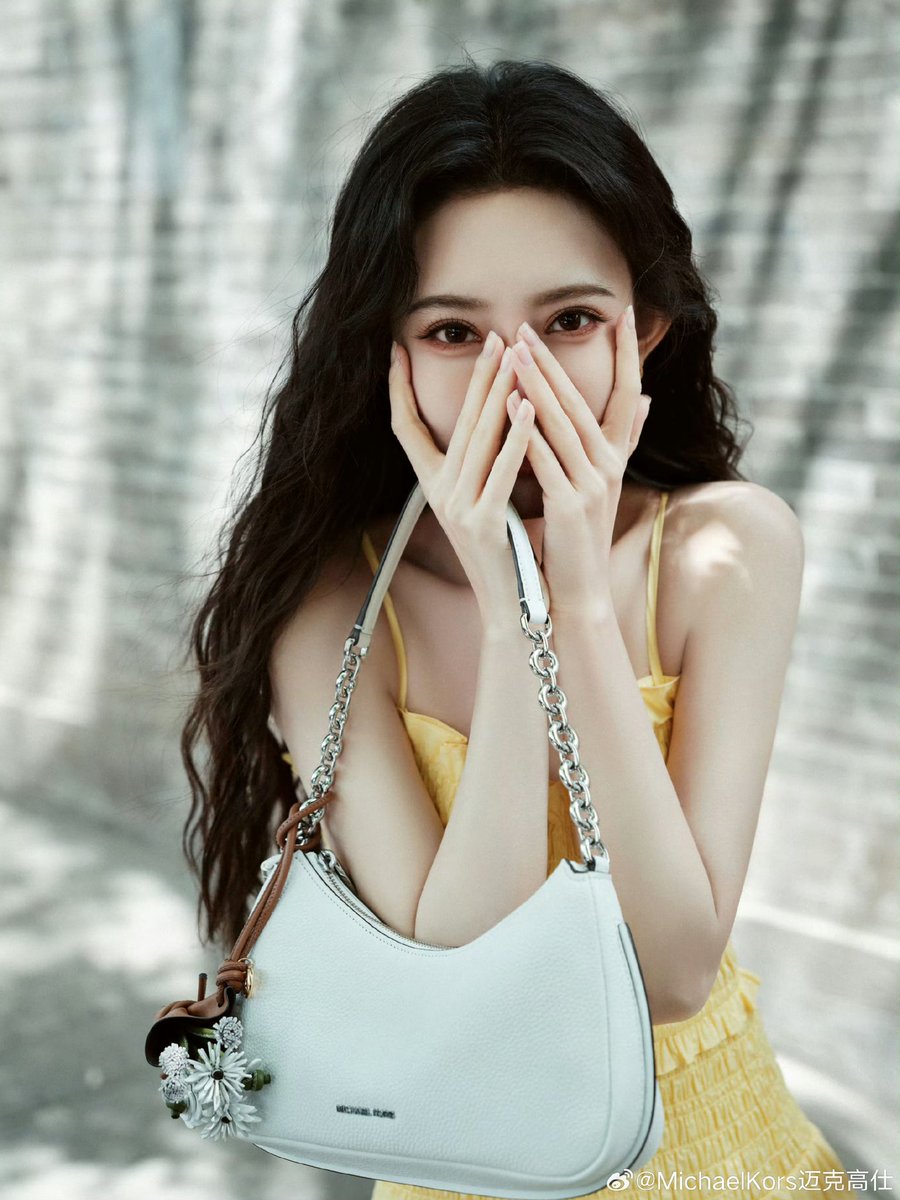 OnlyMengZiYi's tweet image. #MichaelKors แอมบาสเดอร์แบรนด์ประจำภูมิภาคจีน #เมิ่งจื่ออี้ พากระเป๋าถือ MK NOLITA ไปออกทริปด้วยกัน นั่งเล่นหมากรุกหรือชมม้าวิ่งอย่างเพลิดเพลิน รอสายลมพัดว่าวให้ลอยละล่อง กังหันลมหมุนไปอย่างช้า ๆ ปลดล็อกเสน่ห์และกลิ่นอายของเมืองหลวงด้วยท่วงท่าที่สบายและมั่นใจ
#MengZiyi #孟子义