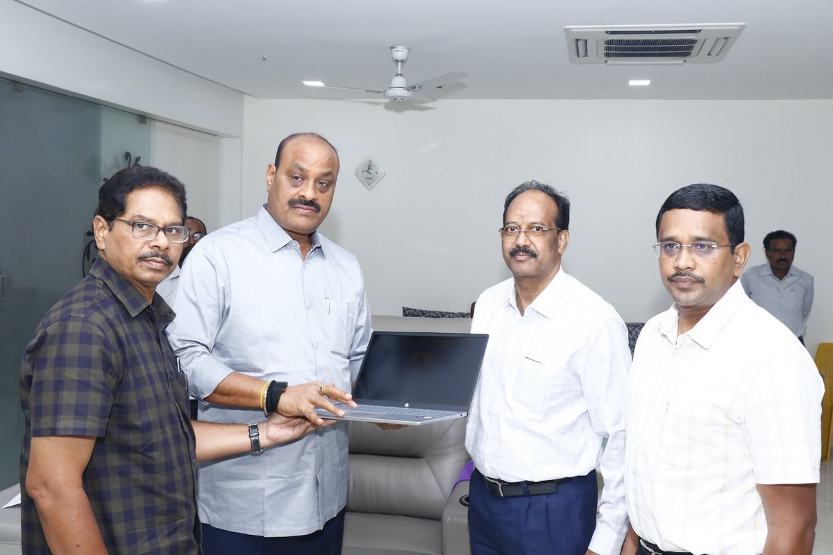 APAHD2024's tweet image. పశుసంవర్థక మార్గదర్శిని E-Magazine ఆవిష్కరించిన గౌరవ పశుసంవర్థక శాఖామాత్యులు శ్రీ. కింజరాపు అచ్చెన్నాయుడు గారు తేది 30/4/2026 
#animlahusbandrydepartment #kinjarapuatchannaidu
#ap #apahd2024