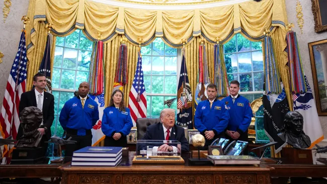 estelsiplanetes's tweet photo. Els 4 tripulants d'Artemis II són rebuts per Trump... i no obren la boca en cap moment.
El president no els fa cap pregunta ni els convida a parlar.
I fa broma dient que potser voldrà anar-hi ell, a l'espai, perquè físicament està en perfectes condicions (!).

Recordem que Trump va presentar, l'any passat, una proposta per reduir en quasi la meitat el pressupost de la NASA (proposta que va ser rebutjada pel Congrés), i enguany vol presentar-ne una altra amb una reducció del 25%.

https://t.co/OvvtzdzZp8