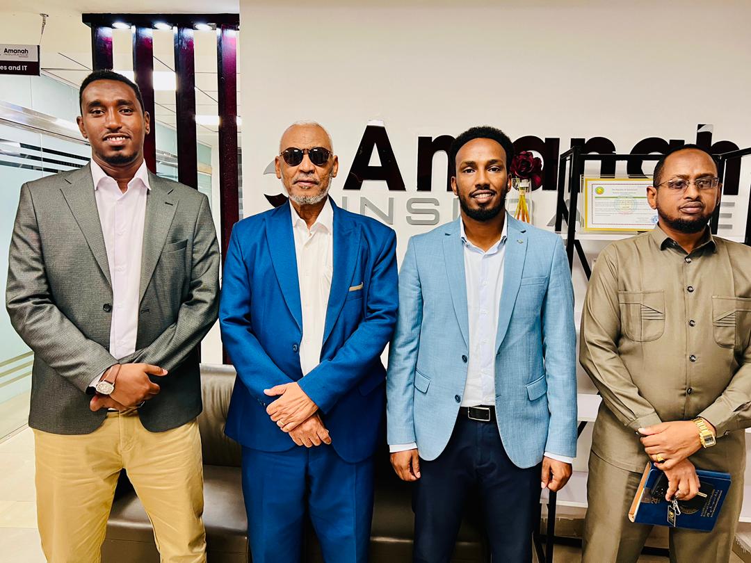 AmanahInsurance's tweet photo. Waxaan xafiiskeenna Hargeysa ku soo dhoweeyney xubno ka socday Machadka Bangiyada iyo Maaliyadda ee Somaliland (SLIBF).
Maamulaha, Maamule-ku-xigeenka, iyo Madaxa Akadeemiyadda ee Machadka ayaa kulan la qaatay Madaxa Suuq-geynta ee Amanah Insurance

#Kalsooni #Bulsho iyo #Amanah https://t.co/aAQvhDuiWF