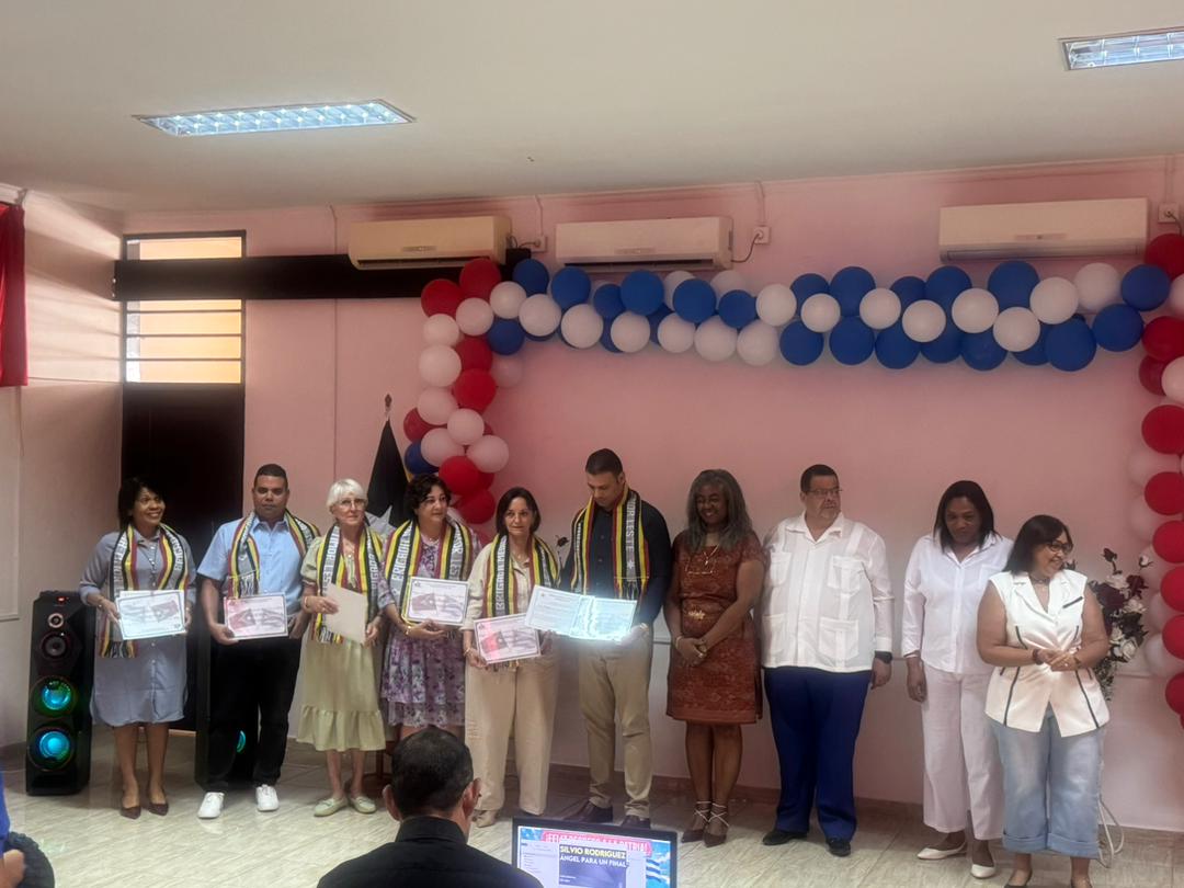 embacubatimor1's tweet photo. Embajadora de Cuba en Timor Leste, Alina Aldama, ofreció emotivas palabras durante la ceremonia de despedida de los colaboradores de la Brigada Médica Cubana, quienes culminan su misión en el país.
#CubaCoopera
#CubaColabora
#CubaYTimorUnidosPorAmor https://t.co/0CE0ANuKR2