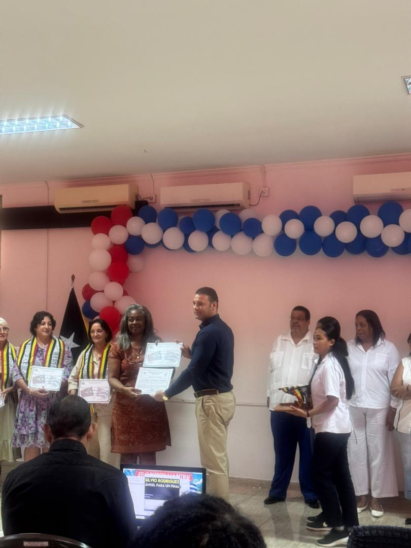 embacubatimor1's tweet photo. Embajadora de Cuba en Timor Leste, Alina Aldama, ofreció emotivas palabras durante la ceremonia de despedida de los colaboradores de la Brigada Médica Cubana, quienes culminan su misión en el país.
#CubaCoopera
#CubaColabora
#CubaYTimorUnidosPorAmor https://t.co/0CE0ANuKR2