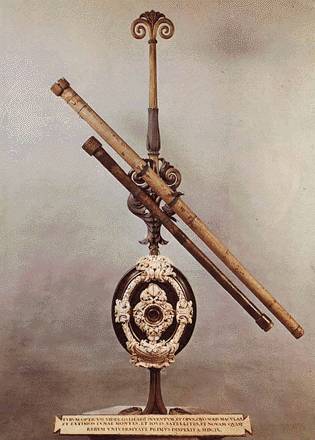 Medya_Pi's tweet photo. Galileo's telescope wasn't the first, but his was the best. The Dutch spectacle maker Hans Lippershey had made the first binoculars (~1608). Galileo increased its magnification to 20-30 times in 1609 and was the first to use it systematically for astronomy. https://t.co/yrYW0GJdab