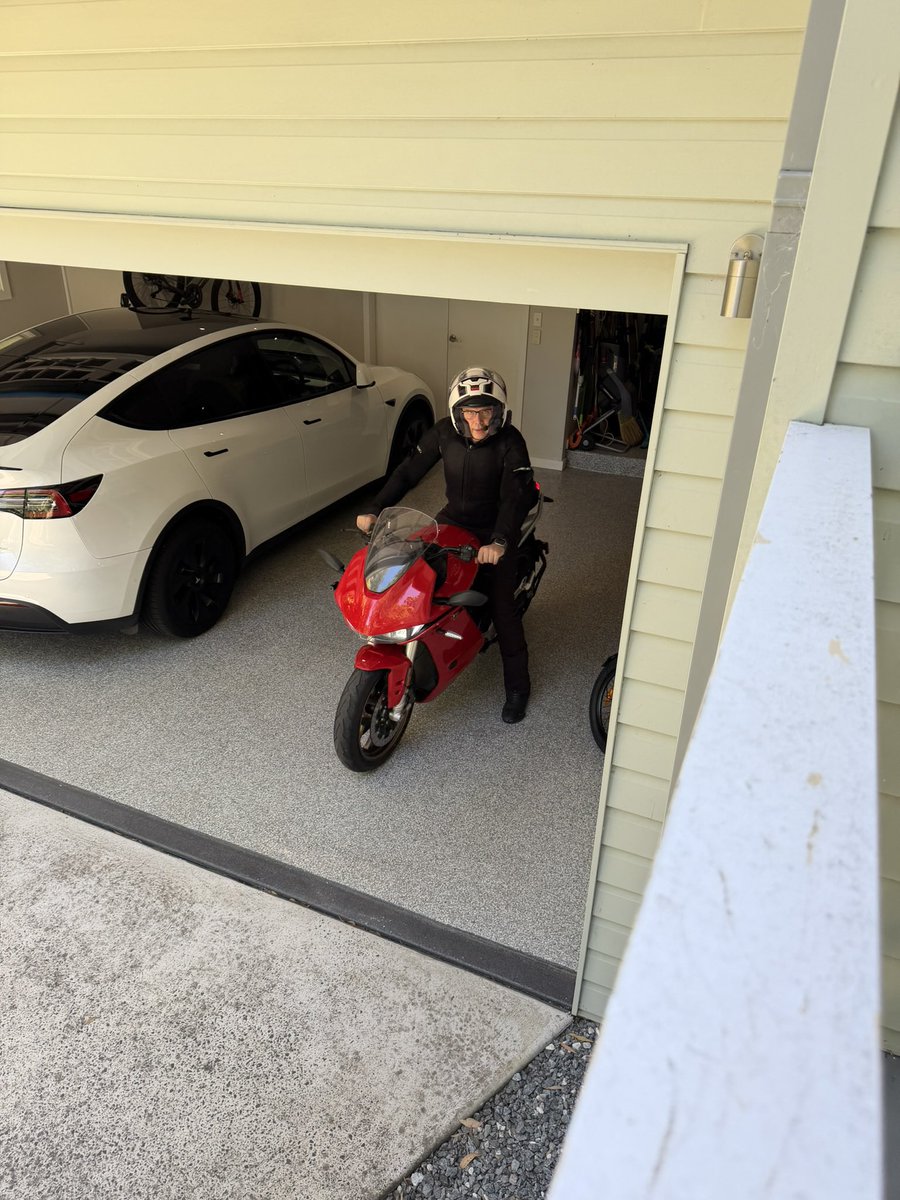 alex35571's tweet photo. Zero SRS ⚡️Motorcycle Ride 🏍️
Old Pacific Highway to ‘the Slab’
Exit Sydney 92% SoC and Returned with 16% SoC. No charging required 

Distance: 135km
Elevation: 2,186m
Time: 2 hours 
Cost: $0 (Home Solar)

Sunny skies and light wind. Low Traffic ☀️ https://t.co/17CZLisBbK