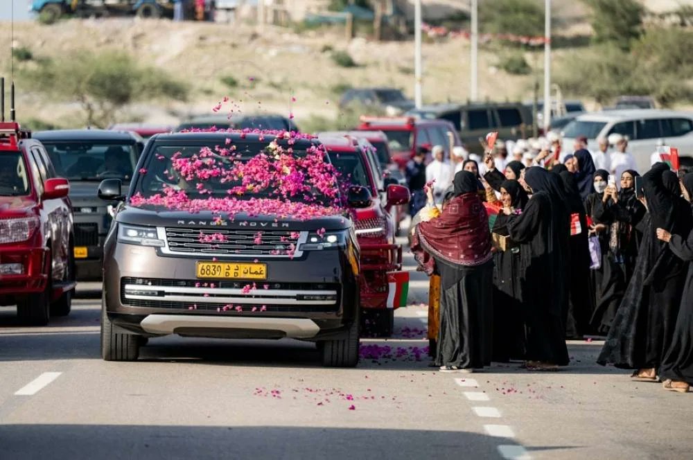 SurCity24's tweet photo. ابتهاجًا بالمقدم الميمون لجلالة السلطان.. أهالي ولاية صور يرسمون لوحة وفاء وعرفان https://t.co/LD5qVMyQ40 https://t.co/RrjEZKFtDT