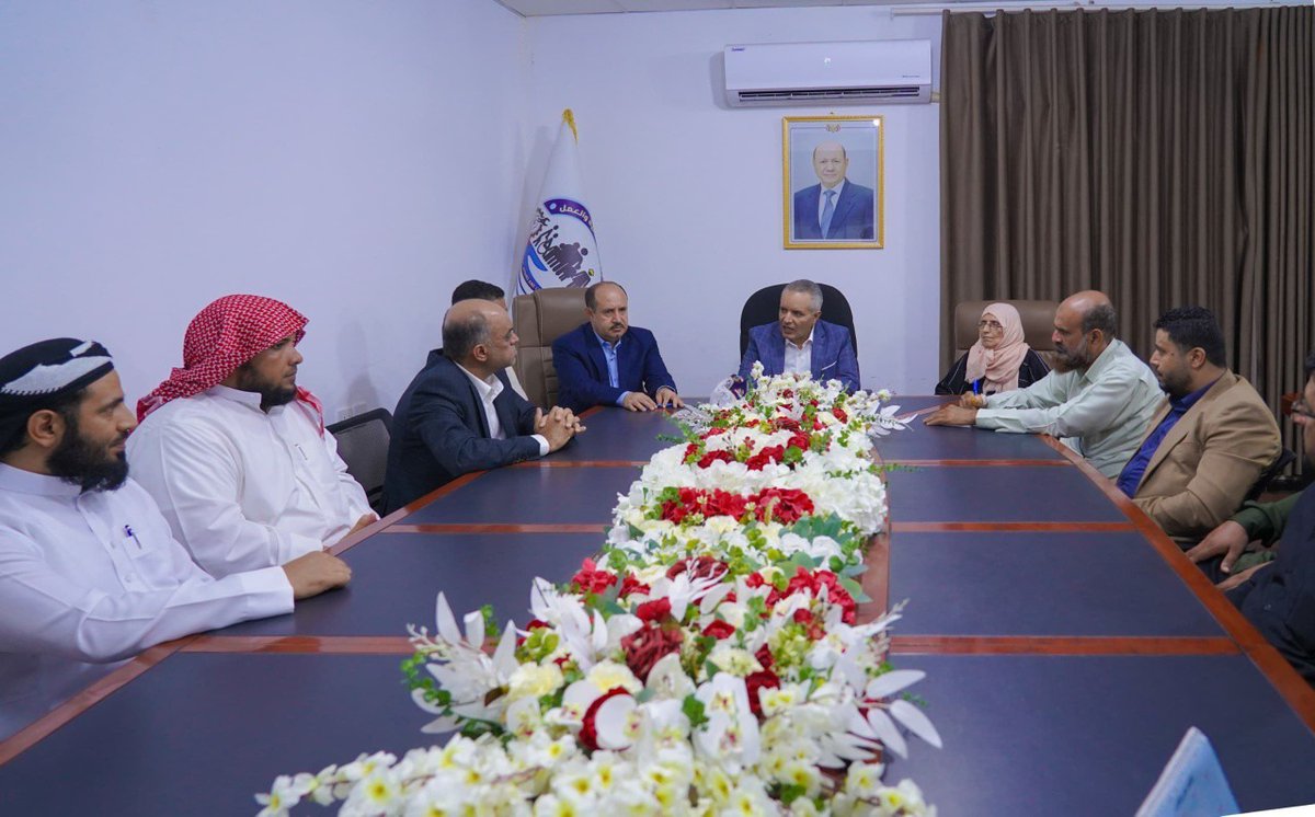 yanabiaaOrg's tweet photo. وزير الشؤون الاجتماعية والعمل مختار اليافعي يؤكد أهمية تنظيم العمل الخيري ضمن إطار مؤسسي يضمن عدالة توزيع المساعدات ويمنع الازدواجية، وذلك خلال لقائه في عدن مع ممثلي منظمات المجتمع المدني، من بينها مؤسسة ينابيع الخير الخيرية، لمناقشة تعزيز الشراكة وتطوير العمل الإنساني. https://t.co/y0xfV2oBdb