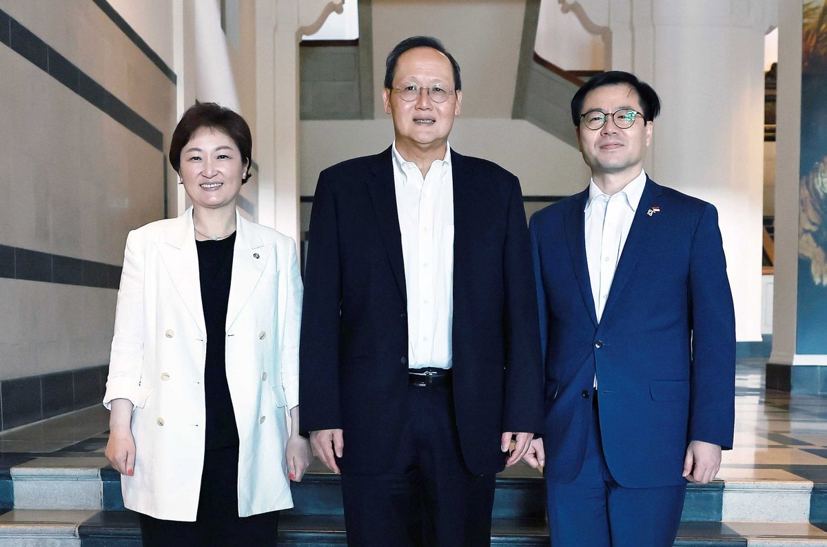 MOTIRKoreaEng's tweet image. Trade Minister Yeo Han-koo of #MOTIR met with #Singapore’s Minister-in-charge of Energy and Science &amp;amp; Technology Dr Tan See Leng on Apr. 27, joined by Rep. Lee Un-ju, to discuss accelerating #Korea–#ASEAN and Korea–#Singapore FTA upgrade negotiations.