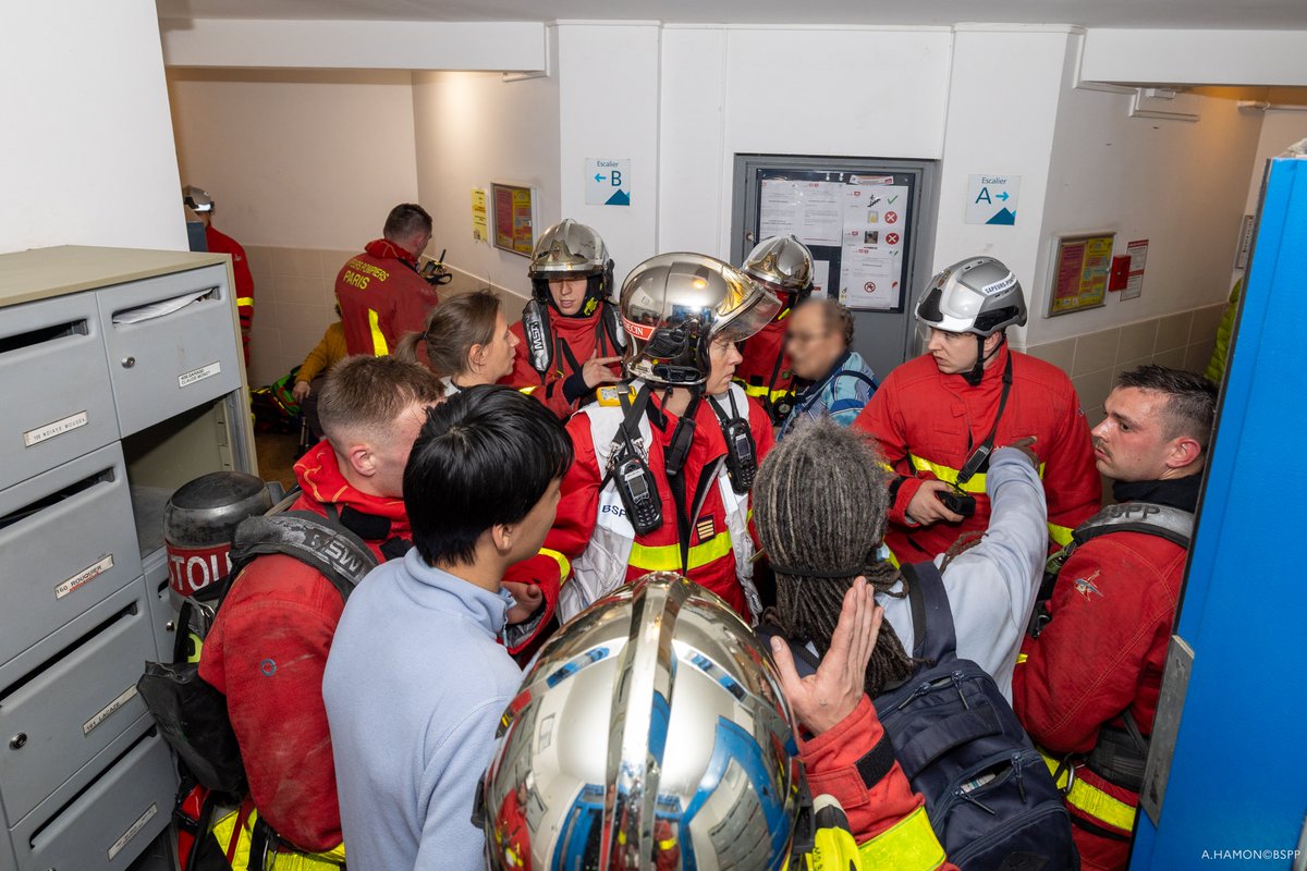 PompiersParis's tweet image. 🚨 [#Intervention] Ce mercredi 29 avril, vers 20h30, les sapeurs-pompiers de Paris sont intervenus pour un feu d'appartement à Saint-Ouen (93).

🔥 Le feu s'est déclaré au deuxième étage d'un immeuble et s'est propagé sur une surface totale de 70m².

🚒 À l'arrivée des secours,