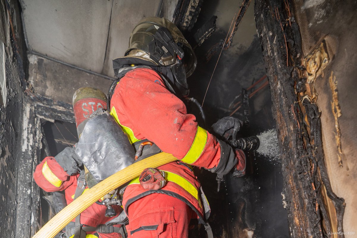 PompiersParis's tweet image. 🚨 [#Intervention] Ce mercredi 29 avril, vers 20h30, les sapeurs-pompiers de Paris sont intervenus pour un feu d'appartement à Saint-Ouen (93).

🔥 Le feu s'est déclaré au deuxième étage d'un immeuble et s'est propagé sur une surface totale de 70m².

🚒 À l'arrivée des secours,