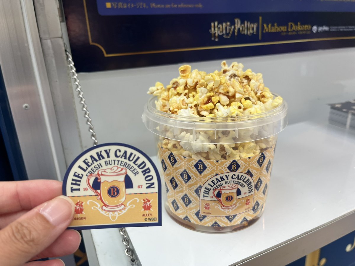 _NAGOSAKA's tweet photo. 名古屋 栄のオアシス21でバタービール ポップコーン🍿ステッカーもゲット！
フタもくれたのでちょっと食べてからフタして持って帰る😆
渡す前にシロップかけてくれた、あまじょっぱい感じがおいしい！
#ハリーポッター #オアシス21 https://t.co/26CxC99Y26