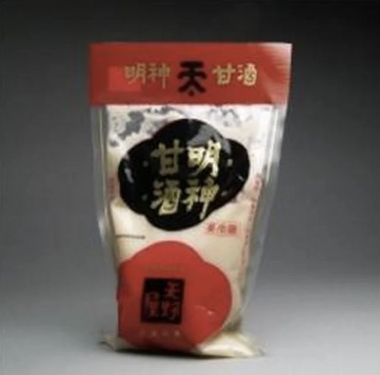#今日の老舗

vol.1
天野屋
shinisetsuhan.net/collections/am…

#東京都

神田明神門前、1846年創業の老舗。地下の麹室で醸す伝統の甘酒は、米麹のみの優しい甘さが五臓六腑に染み渡ります。江戸から続く発酵の技を今に伝える、都会の喧騒を忘れる至福の一杯。歴史と共に心温まるひとときを。