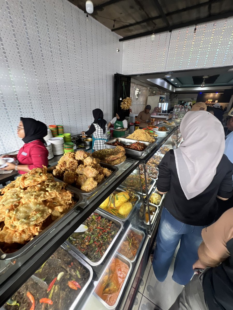 internetbank_'s tweet photo. Rame bener jam makan siang 
Salfok sama cumi nya gede poll https://t.co/UkDk386GCS