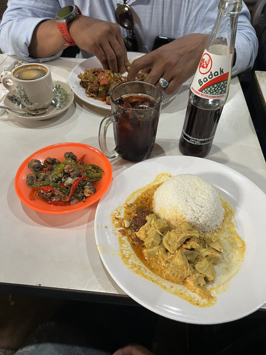 internetbank_'s tweet photo. Rame bener jam makan siang 
Salfok sama cumi nya gede poll https://t.co/UkDk386GCS