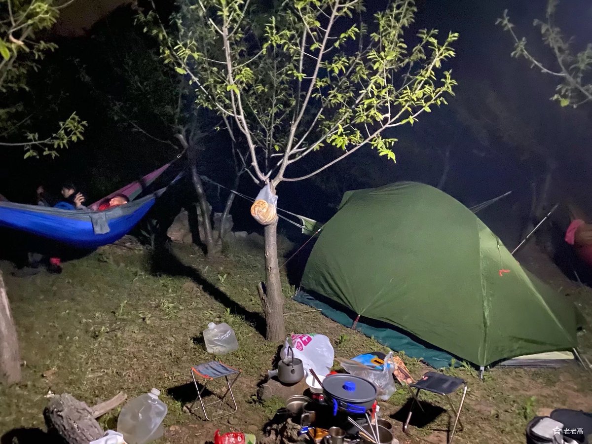 ZiKz4ixj's tweet image. Woke up to birdsong, roasted marshmallows by the fire, and hiked to a waterfall—today’s camping vibe Pure magic.  #CampLife #Wanderlust