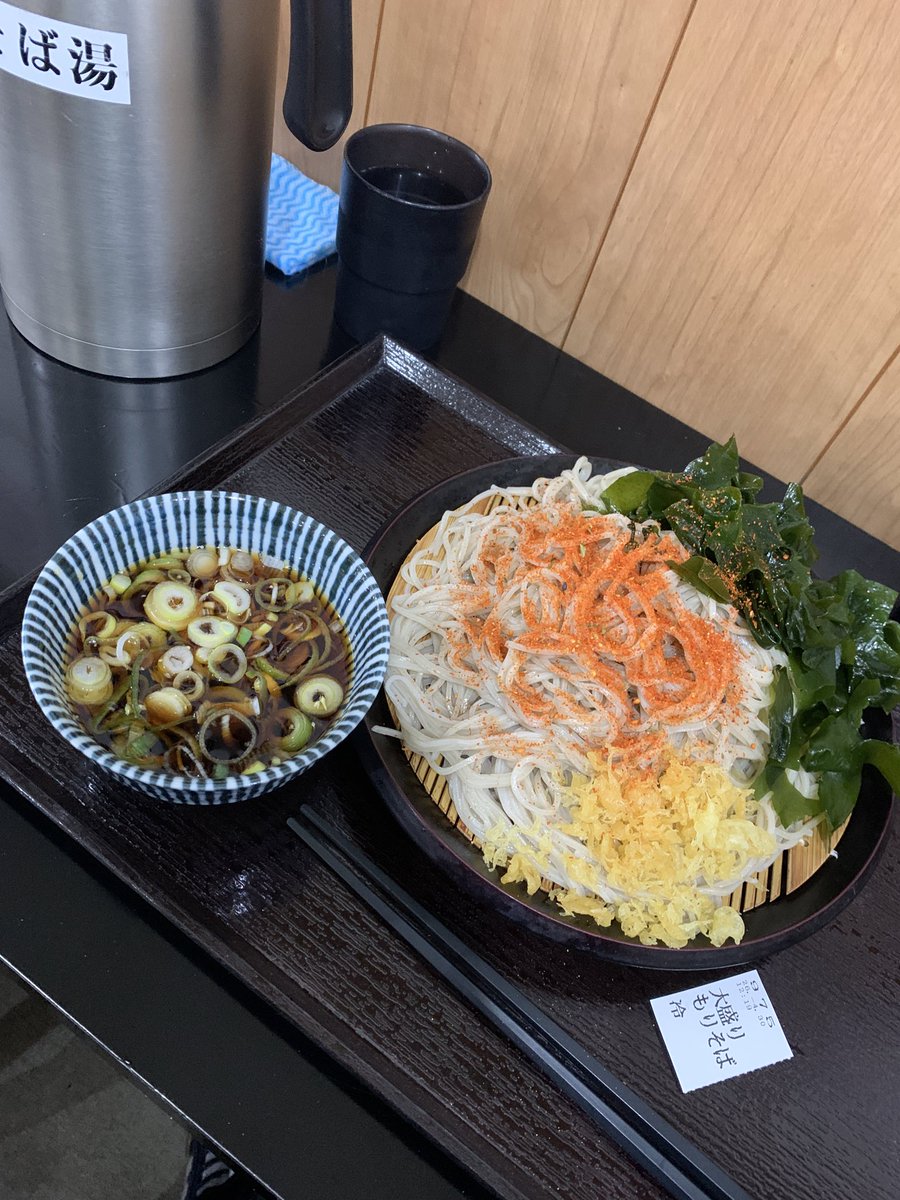 4444Strawberry's tweet photo. 本日の蕎麦探訪は
またしても東神奈川の喜和味庵
大盛り もりそば 610円
天かす、ワカメ、ネギ
入れ放題😊
早い！上手い! やばい！ https://t.co/XwtAyd4WlX