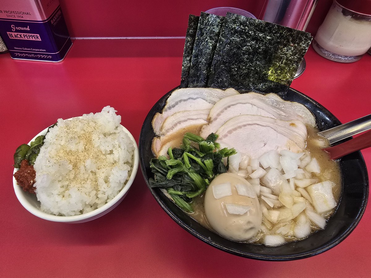 🎊🎉フライング周年祭🎉🎊

✨㊗️4周年おめでとうございます㊗️✨

家系味噌🍜
チャーシュー×🥩🥩
たまねぎ🧅

スープ、チャーシュー全てが美味すぎて完飲完食です🫡

ご馳走様でした😋

#宮里家
#家系ラーメン
#うまーみん
#周年祭