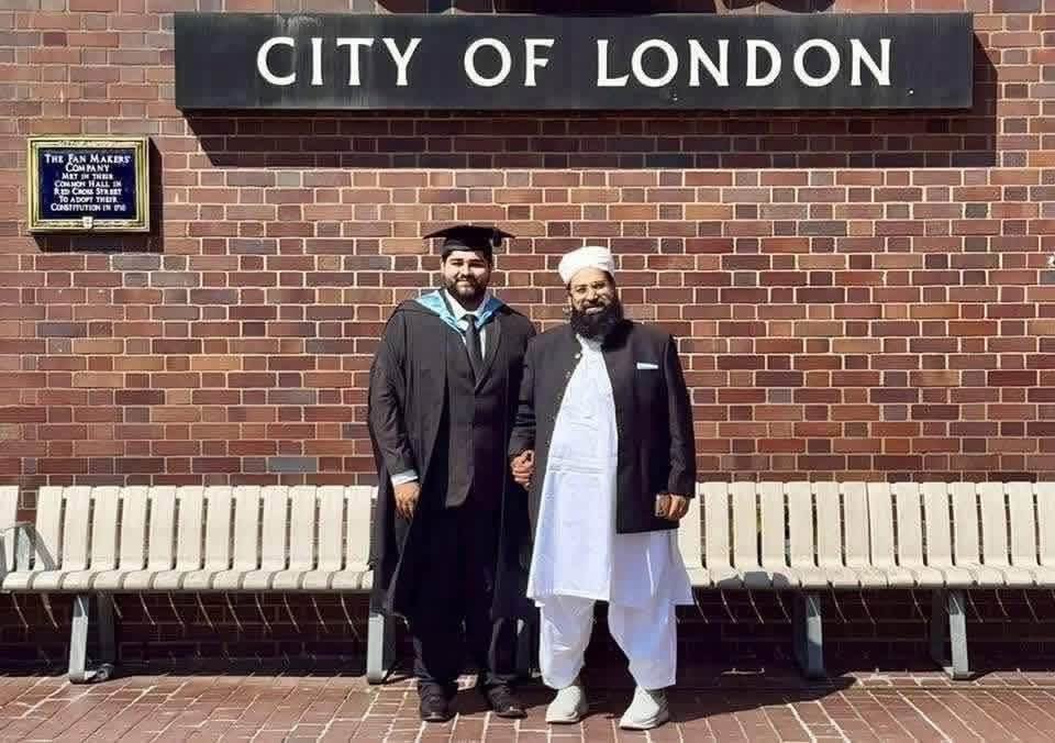 Muddasaroffical's tweet photo. قوم کے بچے گورنمنٹ اور لوگوں کے فنڈز سے مدرسوں میں پڑھیں اور خود ان کے بچے انہی فنڈز سے لندن میں پڑھیں  واہ اوئے منافقو
مولنا اشرفی اپنی اشرفی کیساتھ🤪 https://t.co/4pYO7Gqw3e