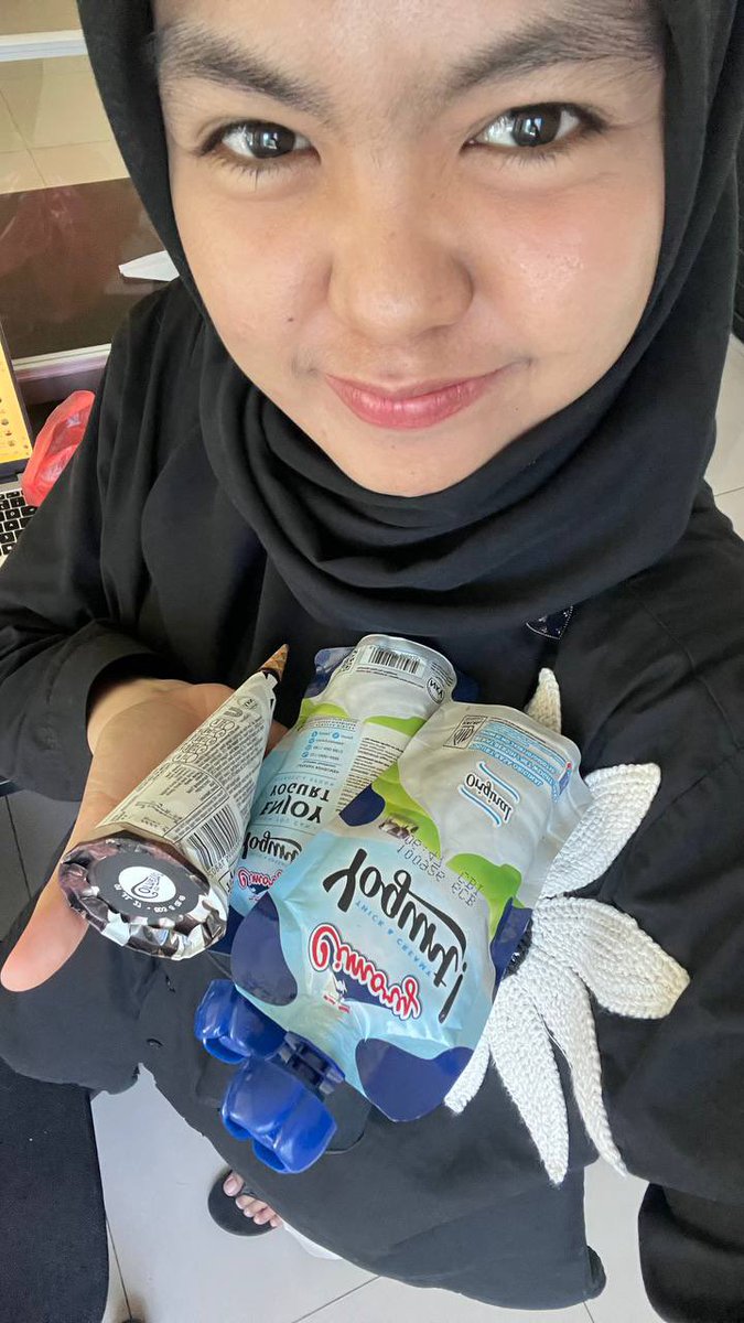 senyuman perempuan ini yang paling bikin semangat nyari duit tiap hari. bakal kuwujudkan satu persatu impiannya.
btw, ini bukan iklan cimory