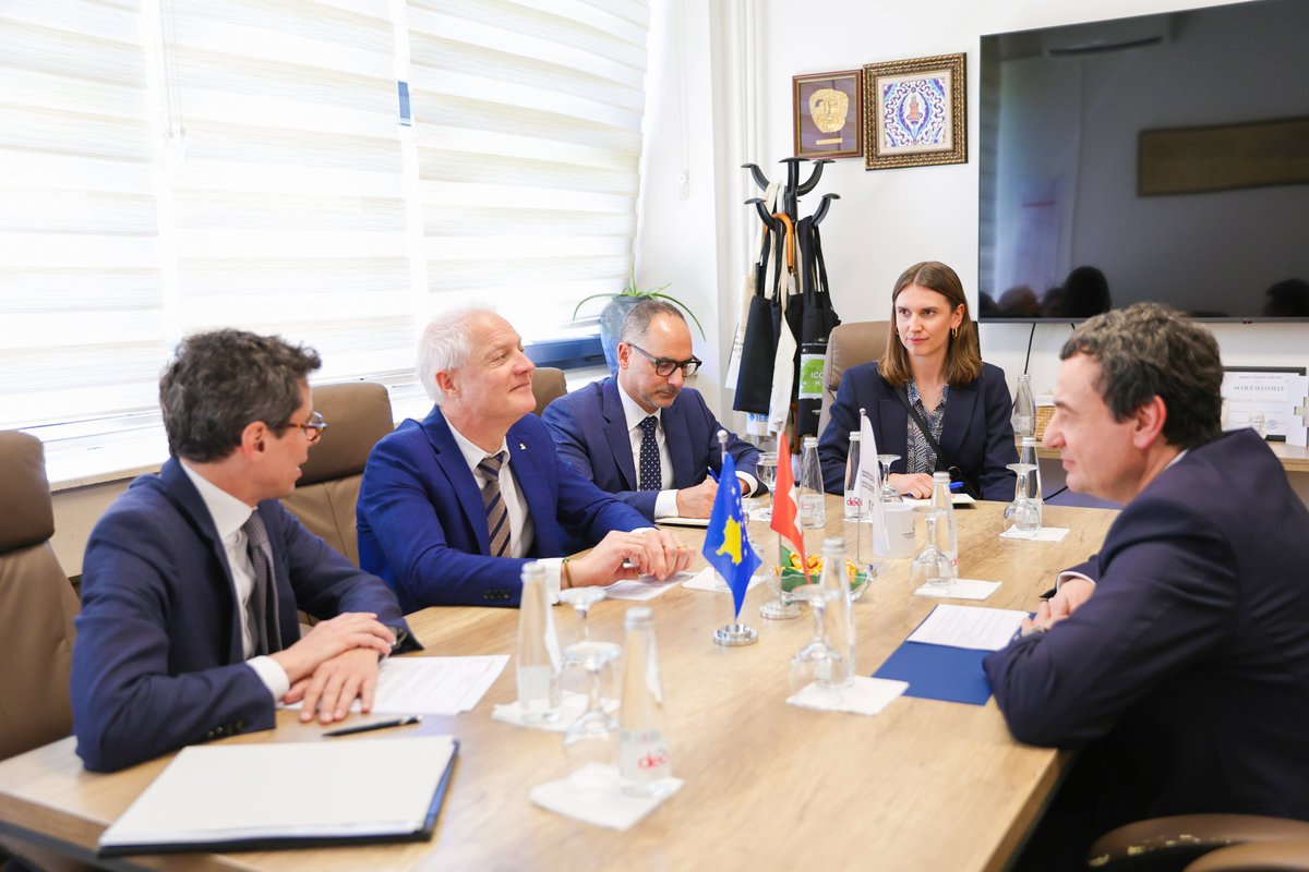 SwissPeaceHR's tweet image. @SwissPeaceHR🇨🇭in #Kosovo 🇽🇰 focuses on the normalization process with #Serbia 🇷🇸, #HumanRights, inter-community relations and reconciliation ⚖️🕊️
On his visit to 🇽🇰 this week, AMB Enderlin reaffirmed🇨🇭commitment under the new Cooperation Programme.