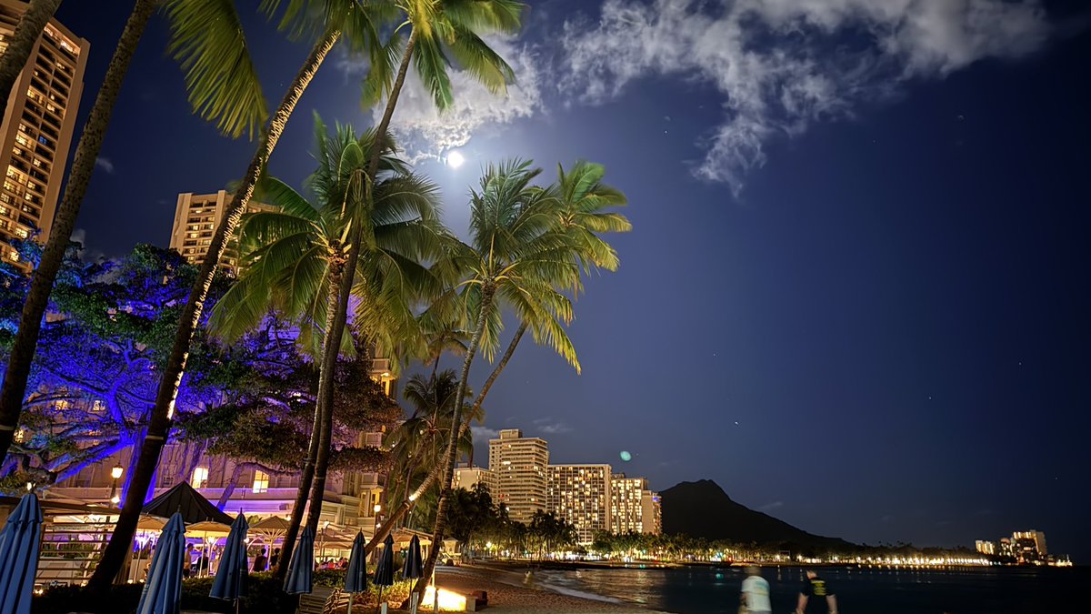 hawaii_isla808's tweet image. A beautiful moon over Waikiki 🌕✨
Calm ocean, city lights, and that island glow—pure paradise in Waikiki 🌴🌊 #oahu #hawaii #waikiki #honolulu #moon