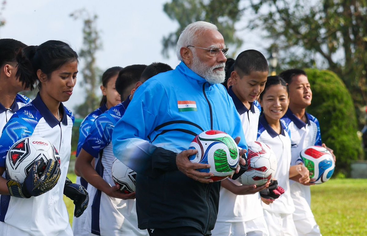 PushpaDevi22's tweet photo. A morning that inspires a nation—Narendra Modi playing football with youngsters in Gangtok reflects a deep commitment to nurturing talent and shaping the future of Indian sports.
#DreamBig #SportsIndia #FutureChampions #YouthInAction #FitIndia https://t.co/Phgxu6kQ1o
