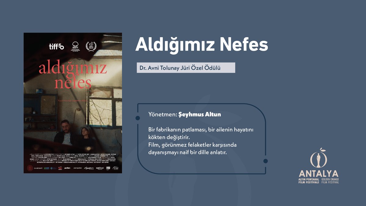 AntalyaFF's tweet photo. 62. Uluslararası Antalya Altın Portakal Film Festivali kapsamında Ulusal Uzun Metraj Film Yarışması kategorisinde Dr. Avni Tolunay Jüri Özel Ödülü kazanan Aldığımız Nefes, Şeyhmus Altun yönetmenliğinde öne çıkan bir yapım.

Bir fabrikanın patlaması bir ailenin hayatını kökten değiştirir. Film, görünmez felaketler karşısında insan dayanışmasını ve yeniden ayağa kalkma umudunu sade ve dokunaklı bir anlatımla aktarıyor. 🎬🍊

#UAAPFF #UAAPFF2025